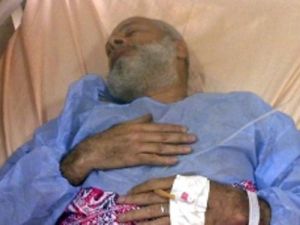 المحامي محمد فاروق حسن في المستشفى بعد محاولته الانتحار