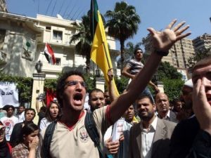 مئات المصريين يتظاهرون امام السفارة السعودية