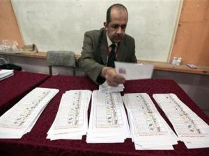 مسؤول يفحص اوراق الاقتراع في الجولة الاولى لانتخابات الرئاسة المصرية
