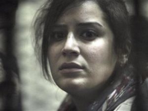 ناشطة من ضمن 14 ناشطا مصريا اثناء محاكمتهم في القاهرة يوم 8 مارس اذار 2012 بالعمل لصالح منظمات غير حكومية غير مرخصة وتلقي اموالا بطريقة غير قانونية
