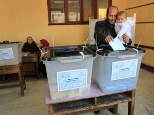 مصري يدلي بصوته
