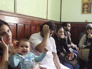 الناشط علاء عبد الفتاح (في المنتصف) يجلس الى جوار زوجته وابنه في مكتب النائب العام بالقاهرة
