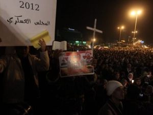 مسلمون ومسيحيون يحتفلون بحلول العام الجديد في ميدان التحرير بالقاهرة 
