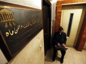 ناشط بمجال حقوق الانسان يستخدم جهاز الكمبيوتر المحمول أمام مكتب منظمة أهلية مغلقة في 
