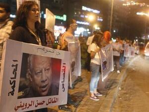 نشطاء الميدان الثالث أثناء احتجاج لهم في ميدان سفنكس بالقاهرة يوم الأربعاء