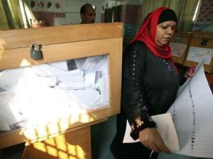 امراة في احد مراكز الاقتراع في مصر