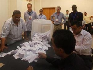 موظفون يقومون بفرز الاصوات داخل لجنة انتخاب في القاهرة
