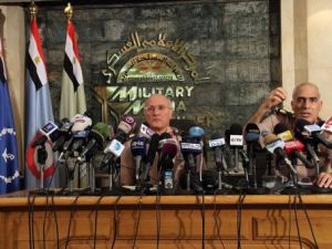 عضوا المجلس العسكري ممدوح شاهين (يمين) ومحمد العصار خلال المؤتمر