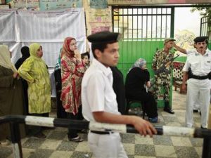 ناخبات ينتظرن في الطابور للادلاء بأصواتهن في مركز اقتراع بالقاهرة
