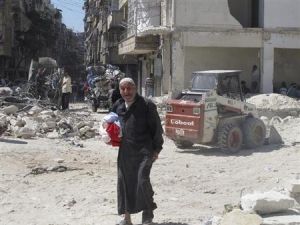 مسن سوري يسير يوم الاثنين وسط أنقاض مبان يقول نشطاء انها دمرت في قصف لقوات موالية للأسد في حلب.
