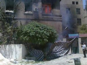 حريق في منزل في حي اربيت في دمشق بعد تعرضه للقصف يوم السبت