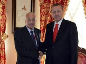 رئيس الوزراء التركي طيب اردوغان (الى اليمين) يصافح الامين العام للجامعة العربية نبيل العربي خلال اجتماع في اسطنبول يوم السبت.
