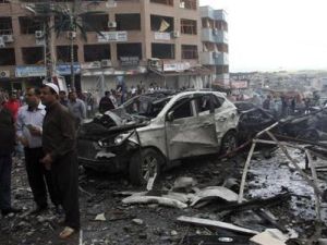 اشخاص يتجمعون في موقع شهد انفجارا قرب الحدود التركية مع سوريا
