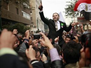 انصار الاخوان المسلمين يحتفلون خارج البرلمان المصري في القاهرة
