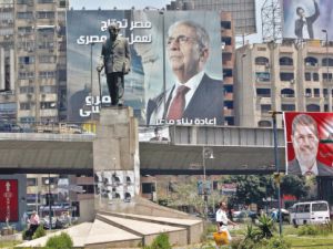 ملصقات دعائية لمرشحي الانتخابات الرئاسية في مصر
