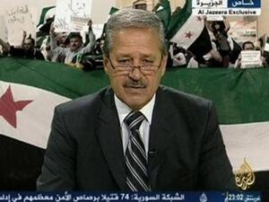 السفير الفارس في صورة ماخوذة من مقابلة تلفزيونية اعلن خلالها انشقاقه وانضمامه للمعارضة