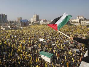 Fatah and Hamas supporters rally in Gaza on January 4, 2012. (AFP Photo)