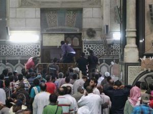 متظاهرون يدعمون الرئيس المصري المخلوع محمد مرسي داخل مسجد الفتح في ميدان رمسيس
