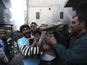 اب (في المنتصف) بعد وفاة اثنين من ابنائه قال نشطاء انهم قتلا بسبب قصف القوات الموالية للرئيس السوري بشار الاسد منطقة الانصاري بحلب 
