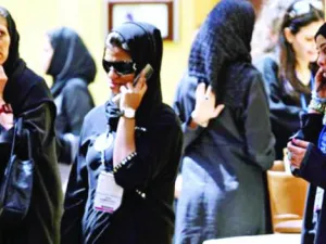 أوضح مستثمرون في القطاع، أن وزارة العمل مقبلة على مرحلة انتقالية كبيرة، في قطاع التجزئة الخاص بالمستلزمات النسائية، عبر تأنيث القطاع 100 في المائة، في مدة تصل إلى ثلاث سنوات