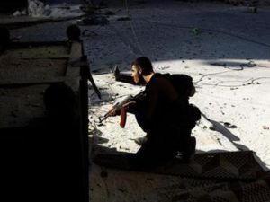 احد مقاتلي الجيش السوري الحر يحمل بندقيته خلال اشتباك مع قوات موالية للرئيس السوري بشار الاسد في وسط حلب