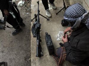 متمردون مسلحون في دير الزور
