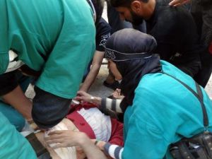 معارضون يسعفون مقاتلا في حي صلاح الدين في حلب 9 تشرين الاول/اكتوبر 2013
