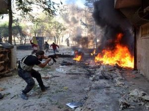 مقاتل من المعارضة السورية يطلق النار في حي صلاح الدين في حلب شمال سوريا
