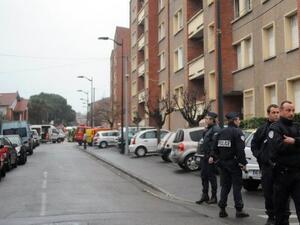 الشرطة الفرنسية قرب المنزل الذي تحصن فيه المسلح