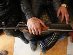 مقاتل من الجيش السوري الحر يحمل سلاحه في حلب
