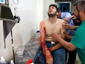 مقاتل في صفوف الجيش السوري الحر يتلقى العلاج في احد مستشفيات القصير 
 مقاتل في صفوف الجيش السوري الحر يتلقى العلاج في احد مستشفيات القصير