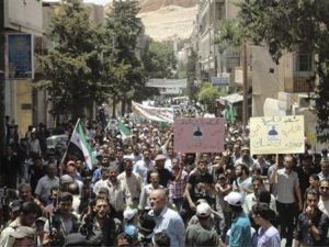 أعضاء في الجيش السوري الحر أثناء جنازة معارض 
