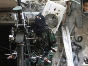 مقاتلة من المعارضة السورية تتلقى تدريبا على استخدام مدفع في حلب
