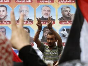 الاسرى المحررون يعلنون اضرابا عن الطعام 