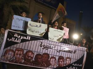 ناشطو حركة 6 ابريل يتظاهرون للمطالبة بالافراج عن الناشطين الموقوفين بسبب التظاهر ضد العسكر في القاهرة في 23 كانون الاول/ديسمبر 2013
