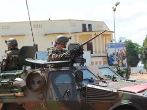 جنود فرنسيون يجرون دورية في الية مدرعة قرب القصر الرئاسي في بانغي 