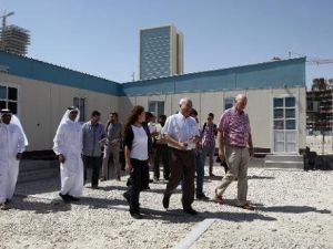 وفد نقابي فرنسي يزور ورشة بناء في الدوحة في 9 تشرين الاول/اكتوبر 2013
