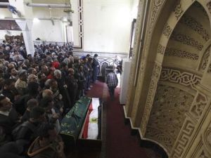 صلاة الجنازة على النشط المصري محمد الجندي في مسجد عمر مكرم بوسط القاهرة