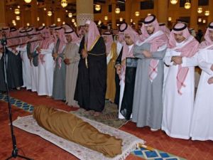 الامراء يؤدون صلاة الجنازة على امير الرياض الراحل