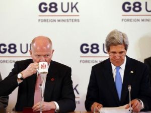 وزيرا الخارجية الاميركي  جون كيري والبريطاني وليام هيغ 