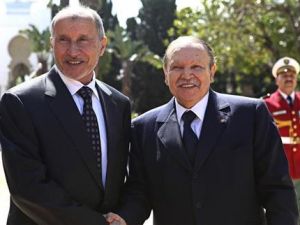 الرئيس الجزائري عبد العزيز بوتفليقة يصافح رئيس المجلس الوطني الانتقالي الليبي مصطفى عبد الجليل في القصر الرئاسي في الجزائر 
 الرئيس الجزائري عبد العزيز بوتفليقة يصافح رئيس المجلس الوطني الانتقالي الليبي مصطفى عبد الجليل في القصر الرئاسي في الجزائر