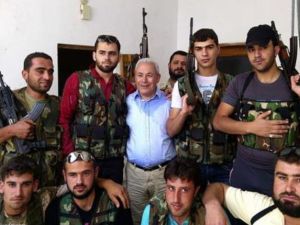 غليون في صورة مع مسلحين من المعارضة