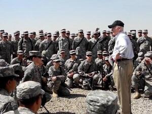 وزير الدفاع الاميركي روبرت غيتس متفقدا الجنود في كامب ليبرتي
