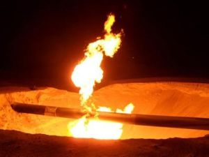 نار مشتعلة في منطقة تعرضت لتفجير في خط الأنابيب الناقل للغاز من مصر لاسرائيل 
