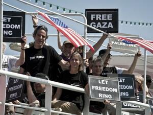 ركاب احدى السفن المشاركة في اسطول المساعدات الى غزة، يتظاهرون في مرفأ بيريوس اليوناني 
