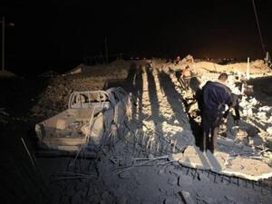 فلسطينيون يتفقدون موقعا امنيا مدمرا لحماس في بيت لاهيا، شمال قطاع غزة 
