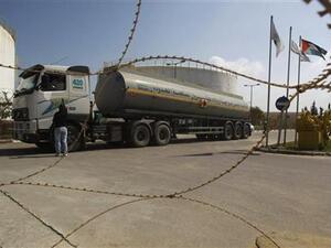 شاحنة وقود تصل محطة طاقة في وسط قطاع غزة
