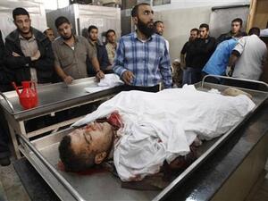 جثمان فلسطيني استشهد في غارة جوية إسرائيلية في رفح يوم السبت
