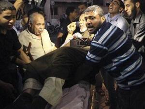 فلسطينيون ينقلون رجلا مصابا الى مستشفى في غزة في اعقاب هجوم اسرائيلي بقذائف الدبابات يوم السبت
