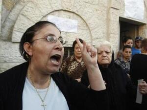 مسيحية فلسطينية تزعم ان ابنها اجبر على اعتناق الاسلام تردد هتافات اثناء احتجاج امام الكنيسة الرئيسية في قطاع غزة
